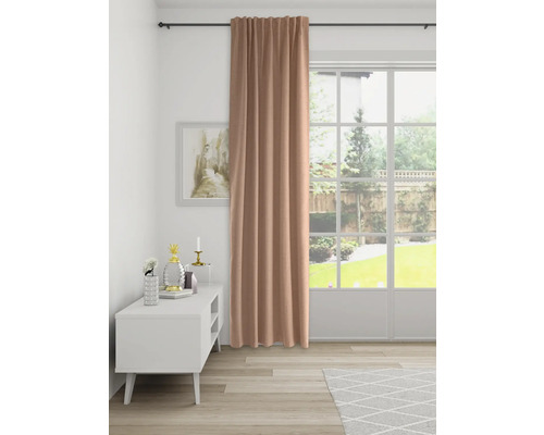 Woonkamer met gordijn, raam, dressoir en decoratie