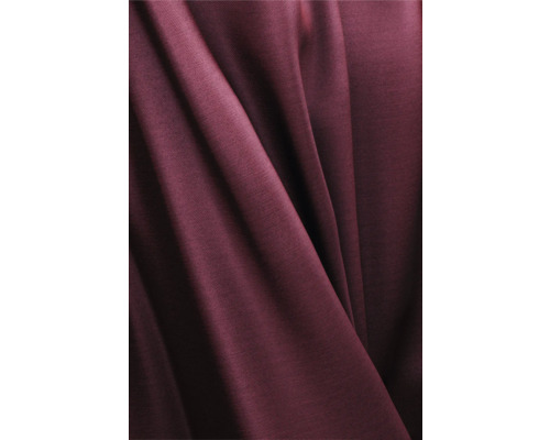 Close-up van een bordeauxrode stof met plooien.