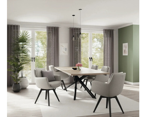 Lichte eetkamer met eettafel, stoelen, gordijnen en kamerplanten voor een vriendelijke sfeer