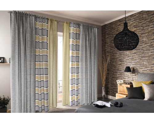 Uitzicht in een slaapkamer met gordijnen voor het raam