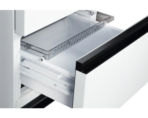 Geopende lade van een koelkast met transparante plank