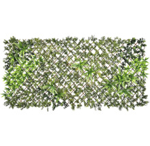 Kunstmatige privacy scherm met verschillende plantensoorten en houten raster