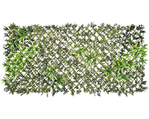 Kunstmatige privacy scherm met verschillende plantensoorten en houten raster