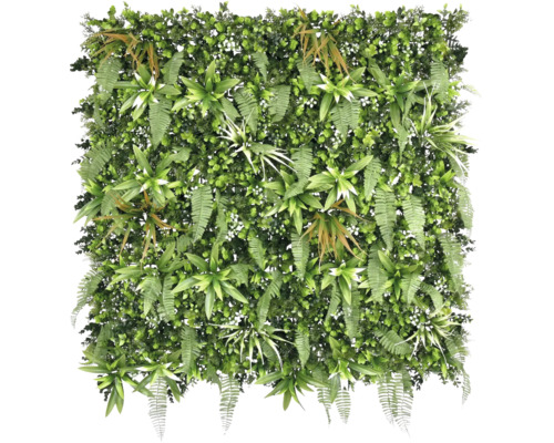 Kunstmatige plantenwand met diverse groene bladeren en kleine witte bloemen