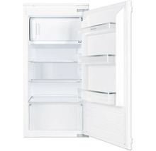 Geopende, witte koelkast met glazen legplanken