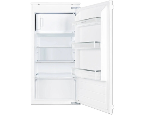 Geopende, witte koelkast met glazen legplanken