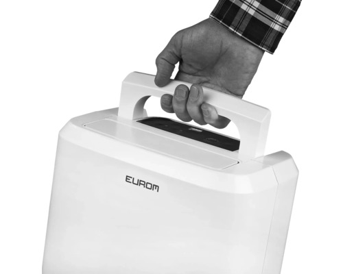 Persoon houdt een Eurom luchtontvochtiger bij het handvat vast.