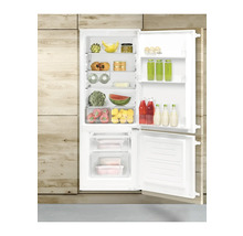 Geopende koelkast met diverse voedingsmiddelen