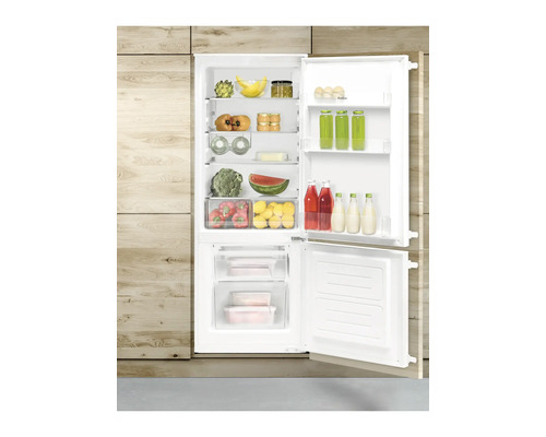 Geopende koelkast met diverse voedingsmiddelen