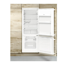 Geopende witte Amica koelkast met planken en lades.