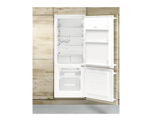 Geopende witte Amica koelkast met planken en lades.