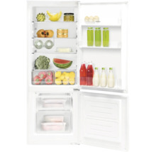 Geopende koelkast met diverse levensmiddelen