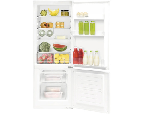 Geopende koelkast met diverse levensmiddelen