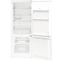 Open koelkast met planken en lades van het merk Amica