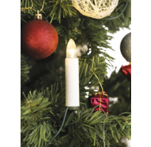 Gedetailleerde opname van een kerstboom met kerstversiering en kaarslichtslinger