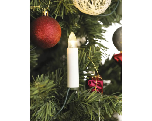 Gedetailleerde opname van een kerstboom met kerstversiering en kaarslichtslinger