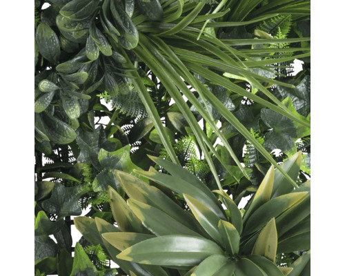 Kunstmatige plantenwand met diverse groene planten