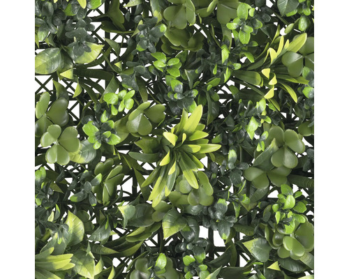 Kunsthaag met verschillende groene bladeren op kunststof rooster