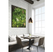 Eethoek met plantenwand, tafel en stoelen voor een raam