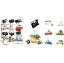 Kersthangers in de vorm van auto''s met een kerstboom op het dak op een display.