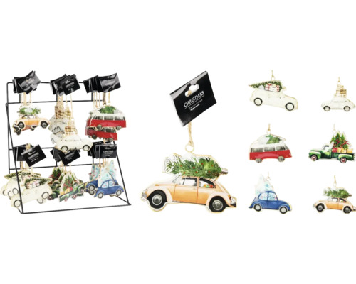 Kersthangers in de vorm van auto''s met een kerstboom op het dak op een display.
