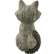Achteraanzicht van een decoratief kattenbeeld van steen