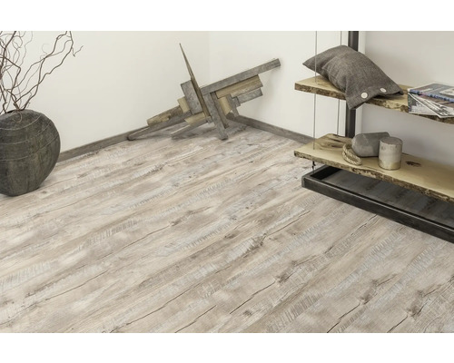 Interieur met lichte houten vloer, decoratie en rek
