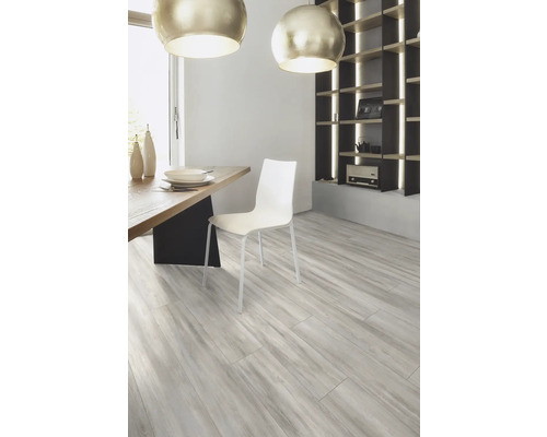 Lichte eetkamer met houten tafel, stoel en rekkensysteem