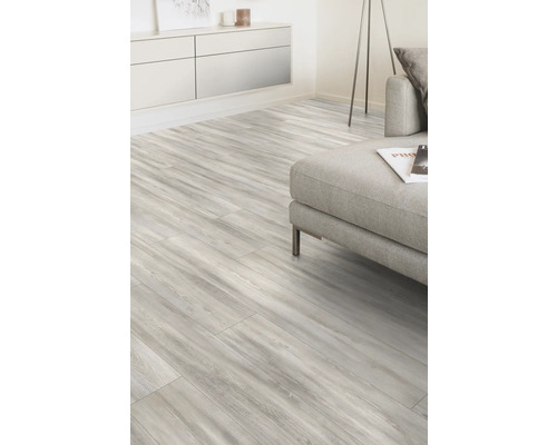 Lichte woonkamer met laminaatvloer in houtlook, bank en dressoir