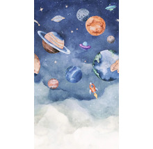 Illustratie van planeten, sterren, ruimteschepen en een raket tegen een bewolkte achtergrond