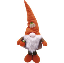 Decoratieve herfstkabouter met muts en baard als herfstdecoratie