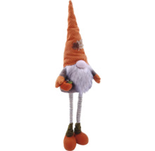 Decoratieve herfstkabouter met gebreide muts, baard en pompoen