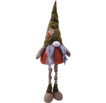 Decoratieve stoffen kabouter met gestreepte muts en herfstbladapplicaties