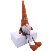 Decoratieve tuinkabouter met muts en baard als herfstdecoratie