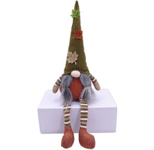 Herfstkabouter met muts en bladeren ter decoratie