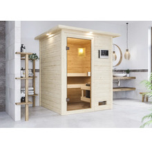Lichte houten sauna met glazen deur en bedieningspaneel in een badkamer met wastafel en rek.