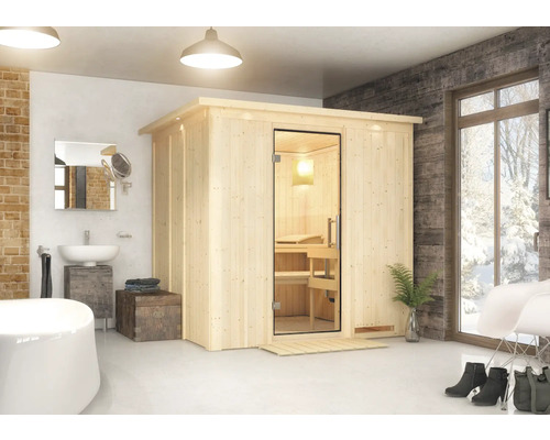 Houten sauna met glazen deur in een lichte badkamer.