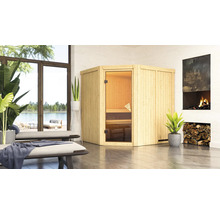 Houten sauna met glazen deur in een lichte kamer naast een open haard.