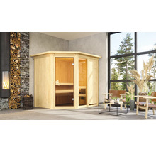 Hoeksauna met glazen deur en houten bekleding in een lichte ruimte met open haard en grote ramen.