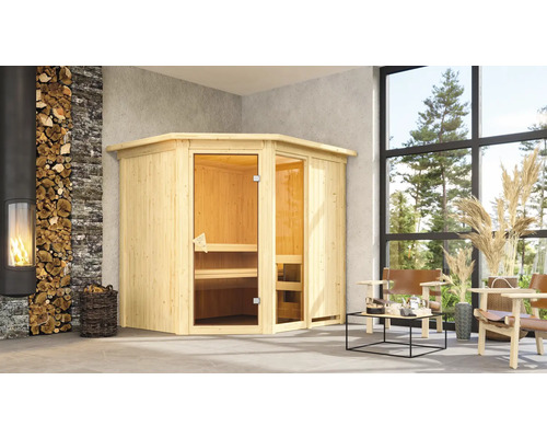 Hoeksauna met glazen deur en houten bekleding in een lichte ruimte met open haard en grote ramen.