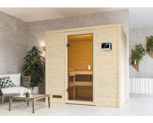 Houten sauna met glazen deur en bedieningselement in een moderne ruimte