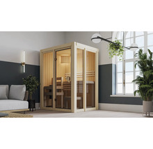 Interieurweergave van een sauna met houten banken en een glazen voorkant