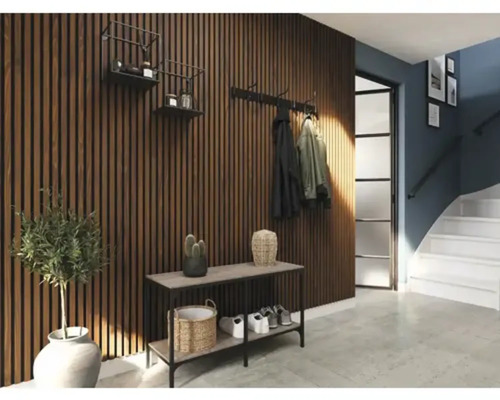 Entree met houten panelen aan de muur, opbergbank en kapstok