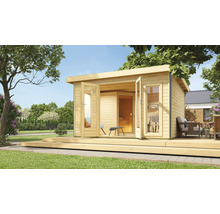 Houten tuinhuis met terras en openstaande deuren in een tuin
