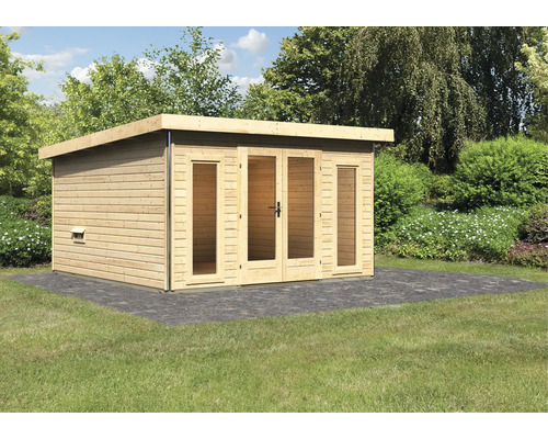Houten tuinhuis met plat dak en dubbele deur in de tuin