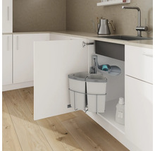 Afvalscheidingssysteem in keukenkast met twee emmers en houder voor schoonmaakmiddelen