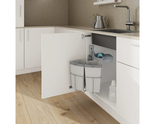 Afvalscheidingssysteem in keukenkast met twee emmers en houder voor schoonmaakmiddelen