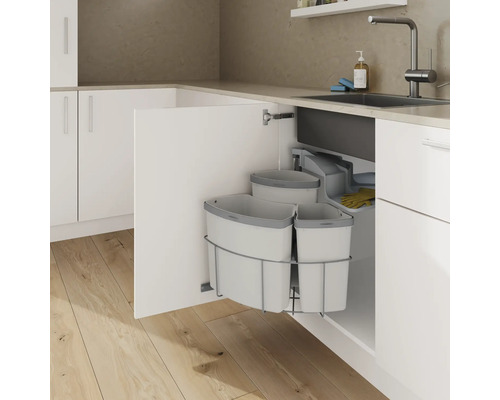 Afvalemmer in keukenkast met meerdere bakken voor afvalscheiding.