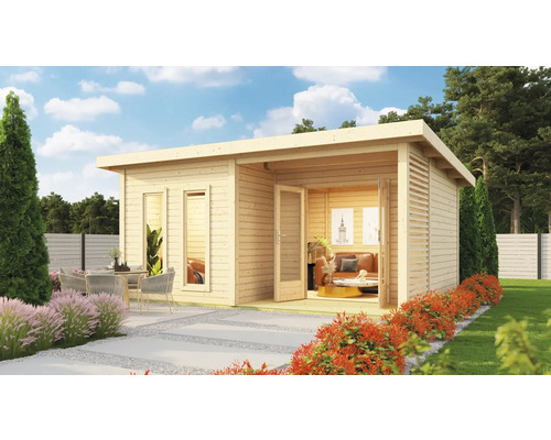 Houten tuinhuis met terras en zithoek in de tuin