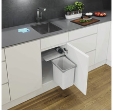 Spoelbak in de keuken met ingebouwde afvalbak in een witte kast